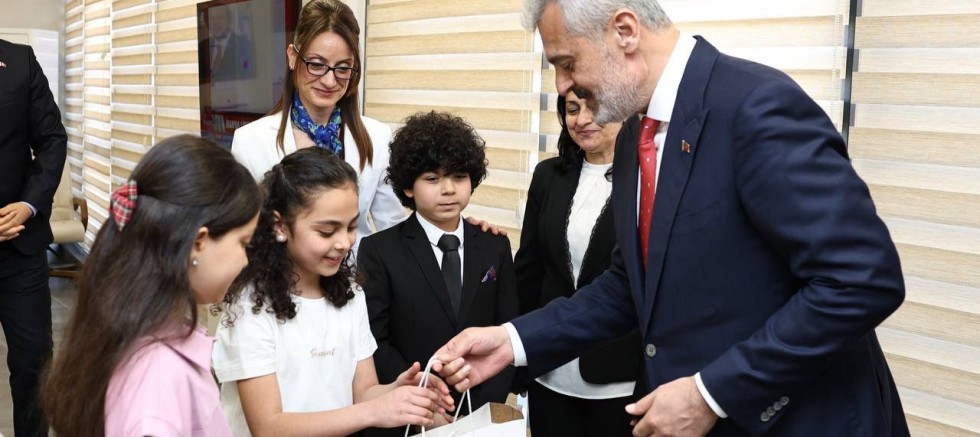 3 MİNİK BAŞKAN HBB BAŞKANLIK KOLTUĞUNA OTURDU