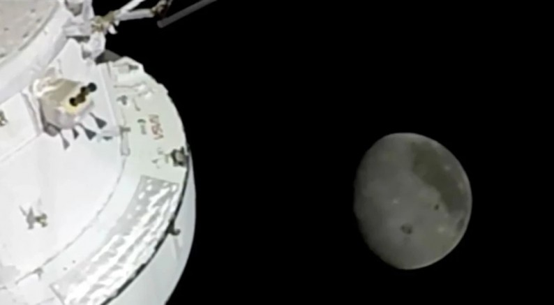 Artemis II Ay'a yapılan insanlı yolculukta en uzak mesafe rekoru kırdı