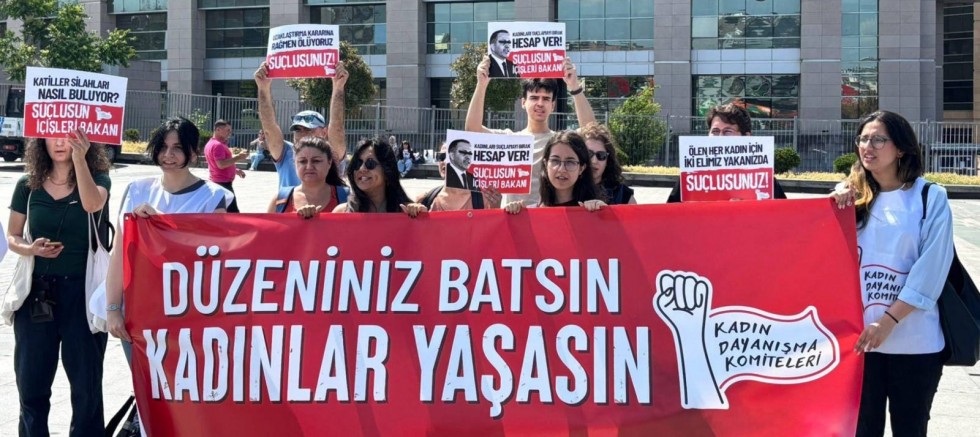 Bahar Aksu cinayeti davası öncesi “Suçlusunuz” pankartı taşıdığı için gözaltına alınan iki kadın serbest bırakıldı