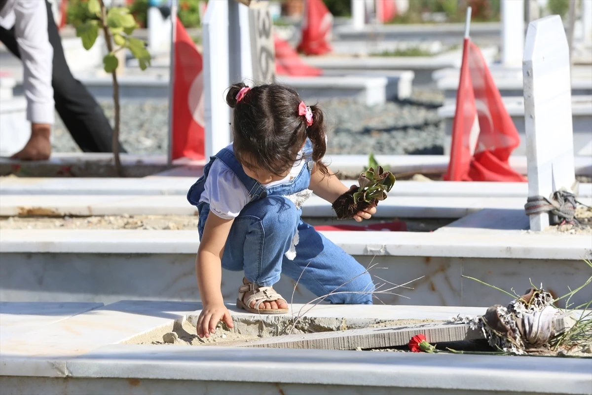 Depremlerden etkilenen Hatay'da mezarlıklar ziyaret edildi