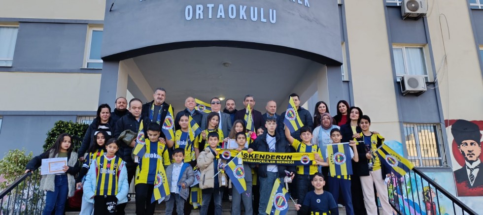 Fenerbahçeliler Çocukları Karne Hediyesiyle Sevindirdi
