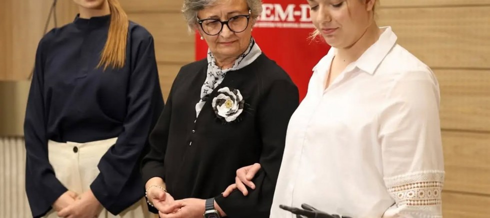 Halime artık kızı İrem'in saçlarını tarayabilecek