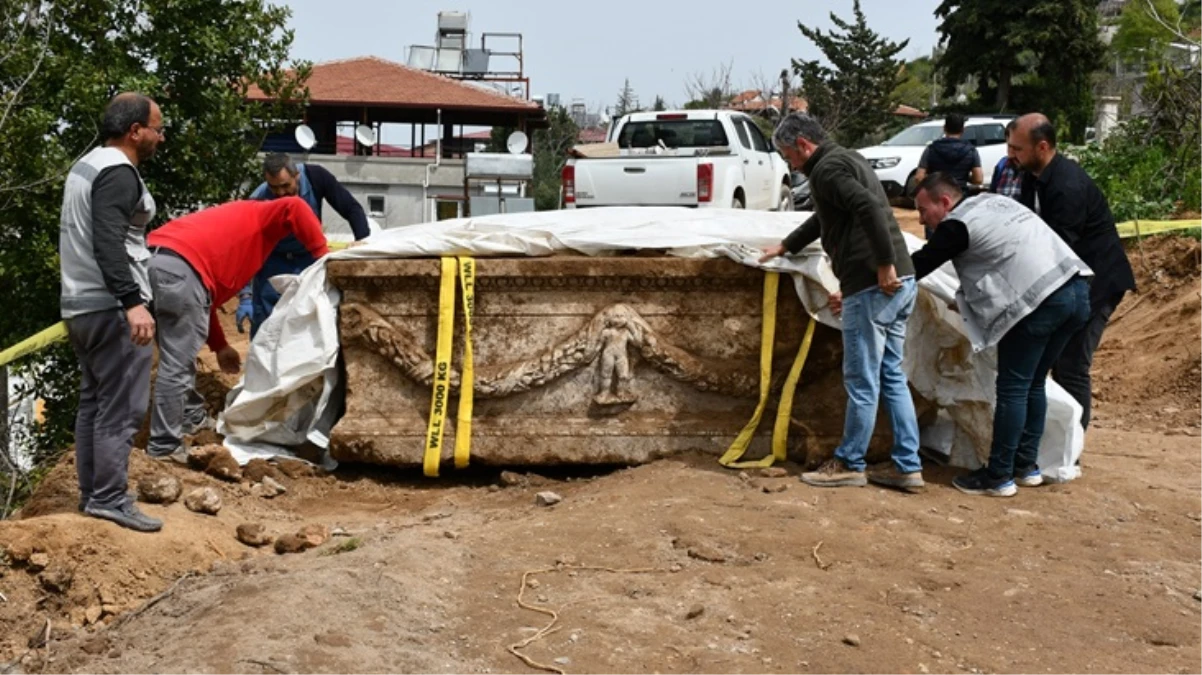 Hatay'da bir evin bahçesinde lahit bulundu