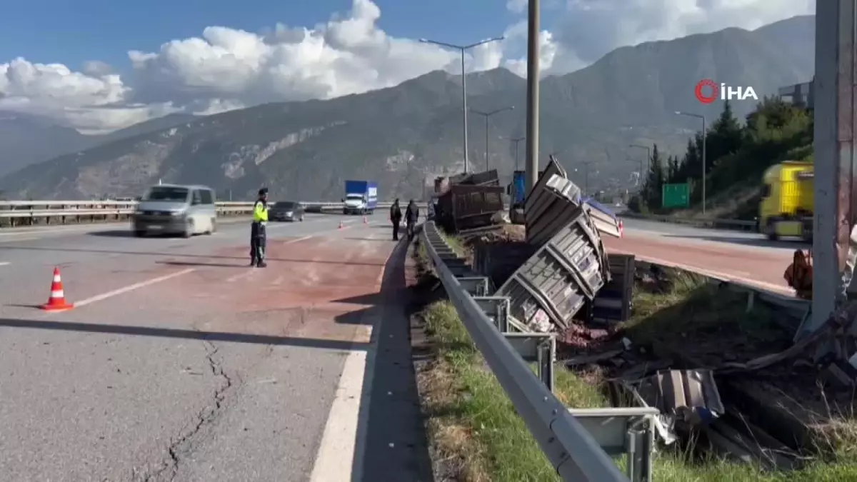 Hatay'da Fren Arızası Nedeniyle Kamyon Bariyere Çarptı