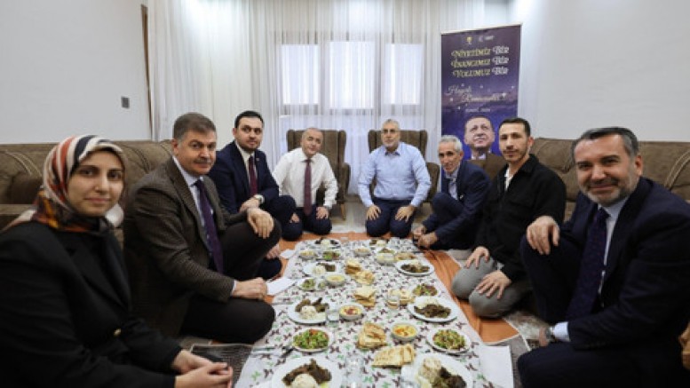 İftara katılan Bakan, AKP afişini yanında taşıdı