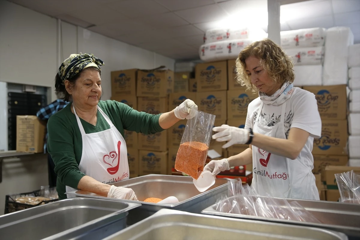 İskenderun'da Gönül Mutfağı Depremzedelere Yardım Ediyor