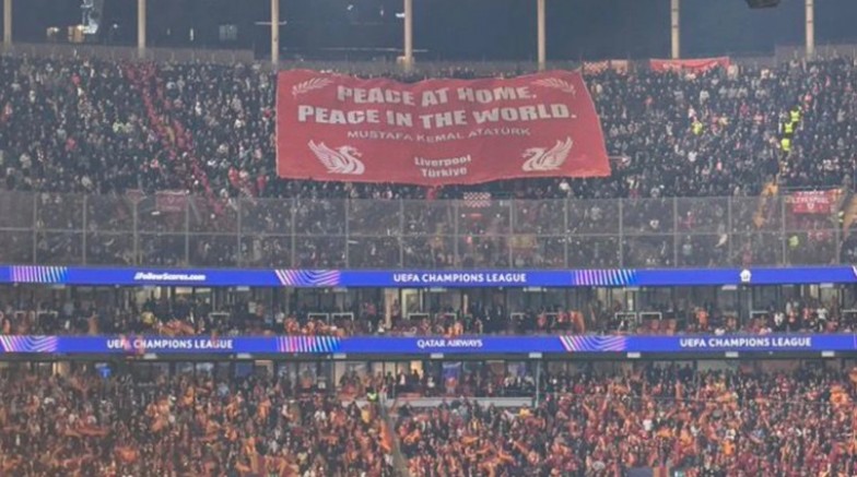 Liverpool taraftarından, Galatasaray maçında Atatürk pankartı