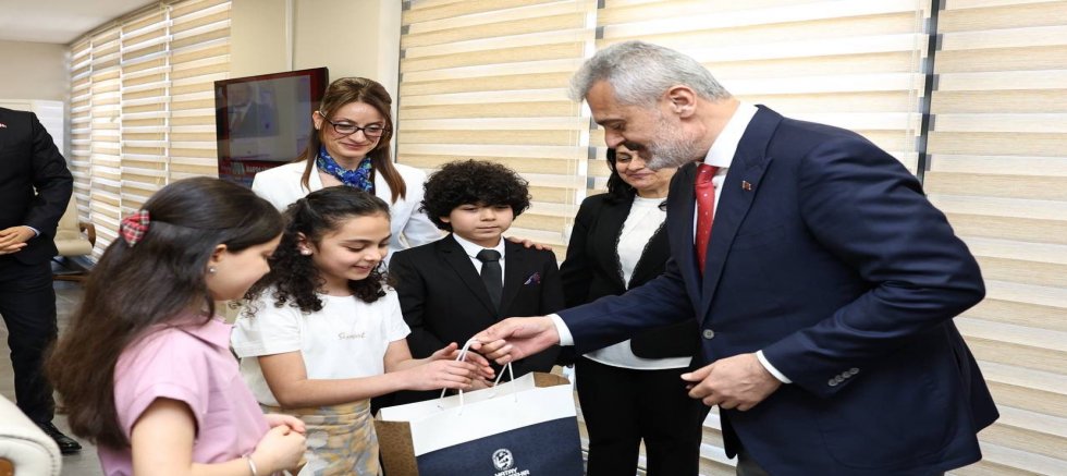 3 MİNİK BAŞKAN HBB BAŞKANLIK KOLTUĞUNA OTURDU