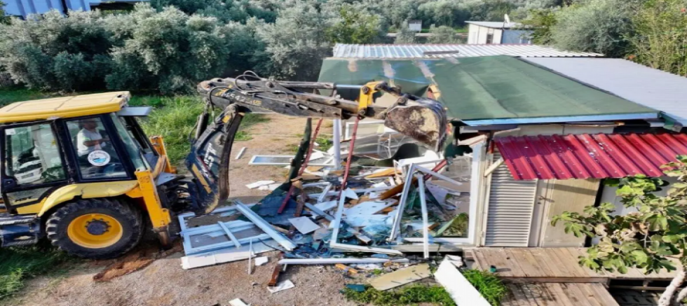 Arsuz Belediyesi kaçak yapıları yıkıyor