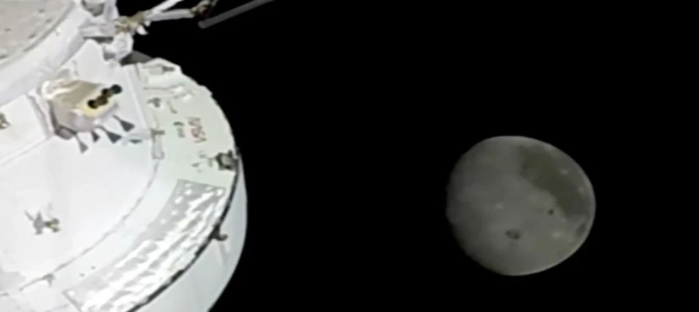 Artemis II Ay'a yapılan insanlı yolculukta en uzak mesafe rekoru kırdı