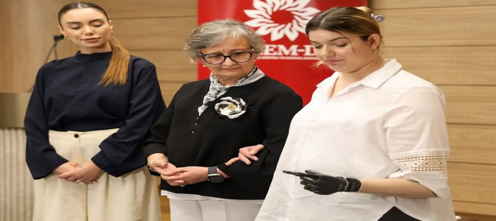 Halime artık kızı İrem'in saçlarını tarayabilecek