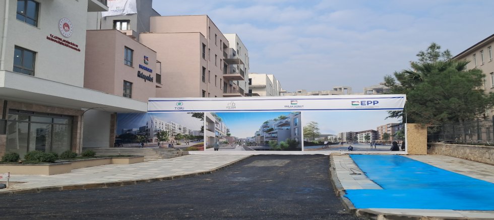 Hatay’a Erdoğan makyajı.  Yollar asfaltlandı, inşaatlar brandayla kaplandı