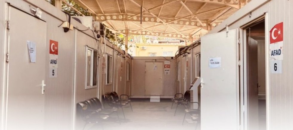 Hatay’da deprem yarası kapanmadı: 15-20 bin kişiye tuvaletsiz konteynerde sağlık hizmeti