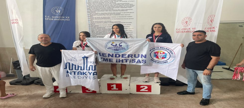 İskenderun’da Zafer Bayramı Haftası’nda Yüzme Heyecanı Yaşandı