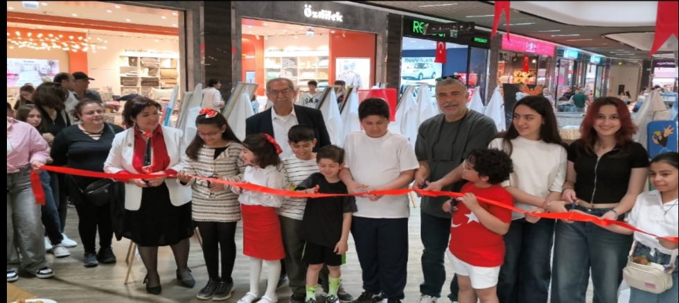 İskenderunlu Ressam Selda Eğer çocuk kursiyerleriyle resim sergisi açtı 