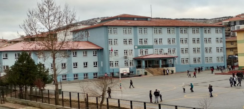 Ortaokulun tuvaletinde saklanmış silah ve tehdit notu bulundu! Hem okul müdürü hem bazı öğrenciler…