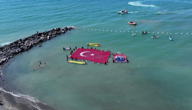 Sarı Zeybekler Derneği Genel Başkanı Nevzat Kurt  Denizde 138 m2 Türk Bayrağı Akdeniz Rekorumuzu Atamıza armağan ediyoruz