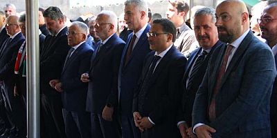 AKP’nin kalesinde Haniye namazına katılan bakana cami çıkışı İsrail protestosu