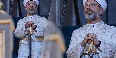 Ali Erbaş minbere yine kılıçla çıktı