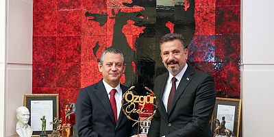 ARSUZ BELEDİYE BAŞKANI SAMİ ÜSTÜN, CUMHURİYET HALK PARTİSİ GENELBAŞKANI ÖZGÜR ÖZEL'İ MAKAMINDA ZİYERET ETTİ