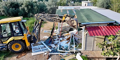 Arsuz Belediyesi kaçak yapıları yıkıyor