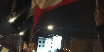 Defne’de halk sokağa çıkarak destek verdi.