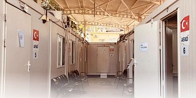Hatay’da deprem yarası kapanmadı: 15-20 bin kişiye tuvaletsiz konteynerde sağlık hizmeti