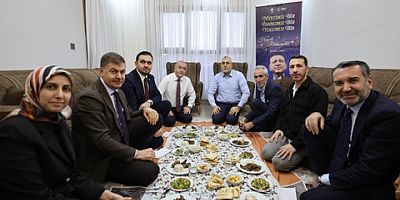 İftara katılan Bakan, AKP afişini yanında taşıdı