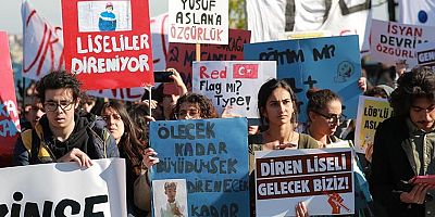 Liseliler haksızlığa karşı eylemde: Üniversitelilerden, eyleme büyük destek