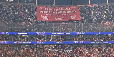 Liverpool taraftarından, Galatasaray maçında Atatürk pankartı