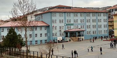 Ortaokulun tuvaletinde saklanmış silah ve tehdit notu bulundu! Hem okul müdürü hem bazı öğrenciler…