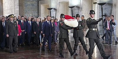 Özgür Özel, CHP'li belediye başkanları ve il yöneticileriyle Anıtkabir'i ziyaret etti: 'Bizlere emanet ettiğiniz partimizi birinci yaptık'