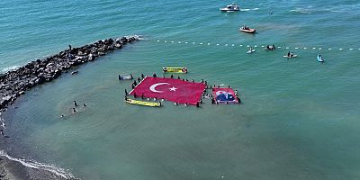 Sarı Zeybekler Derneği Genel Başkanı Nevzat Kurt  Denizde 138 m2 Türk Bayrağı Akdeniz Rekorumuzu Atamıza armağan ediyoruz