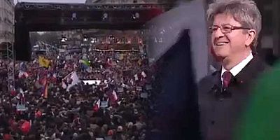 Sol ittifakın seçimi kazandığı Fransa’da binler enternasyonal marşı söyledi